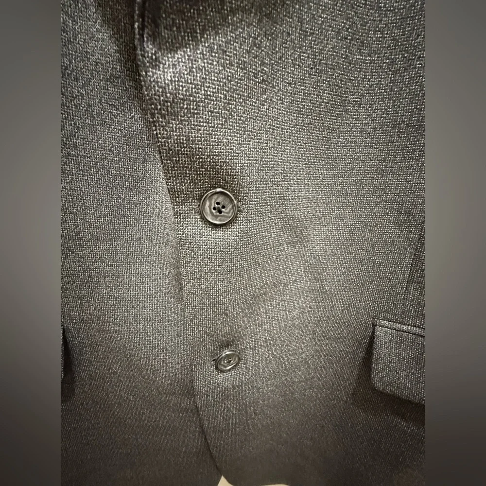 Hickey Freeman. Men’s Sportscoat. Gray Speckled Nailhead. Size 42R.
